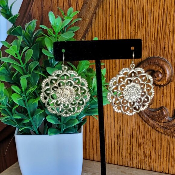 Jewelry - Classic Filigree Snowflake Earrings